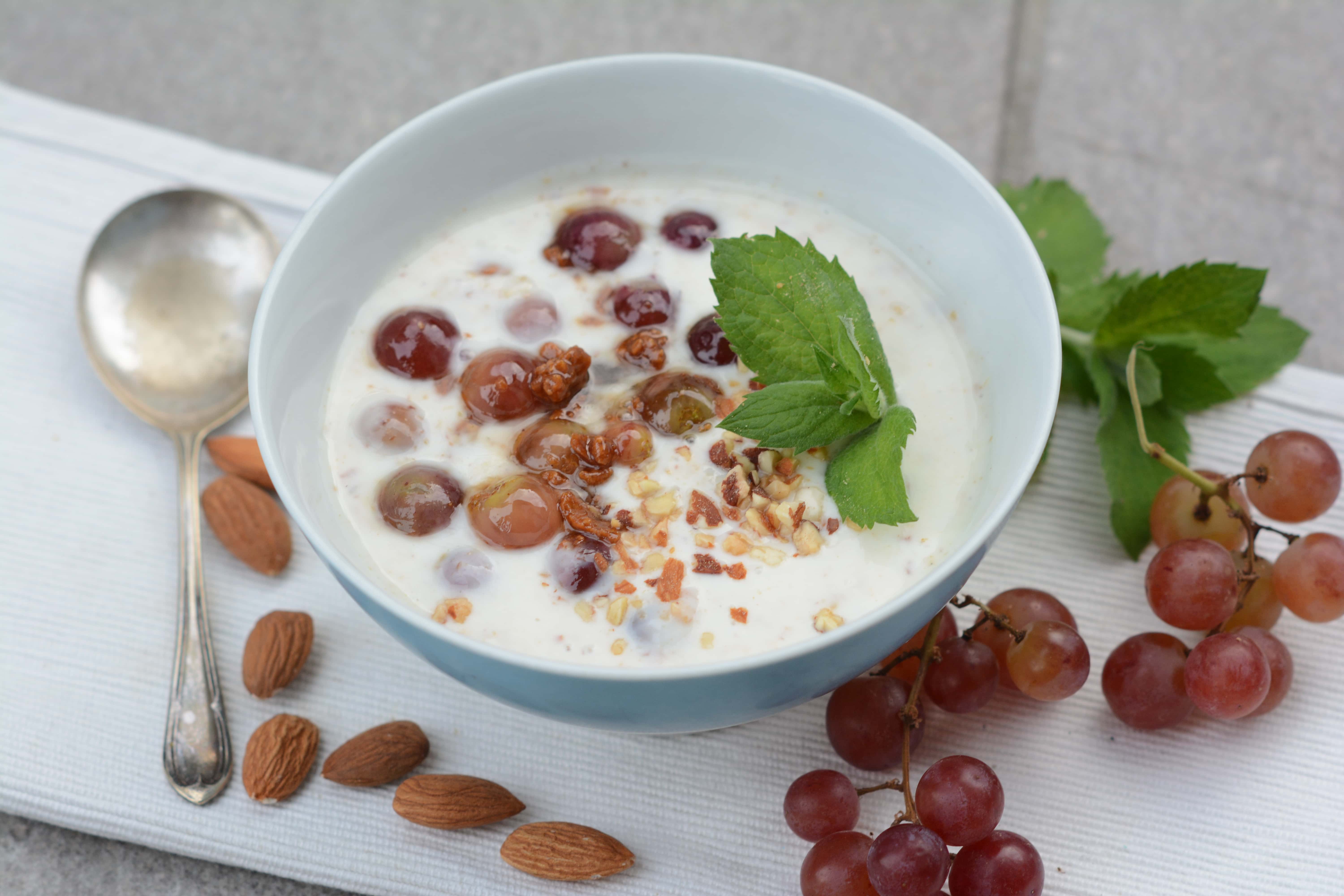 Jogurtcreme mit karamelisierten Mandeln