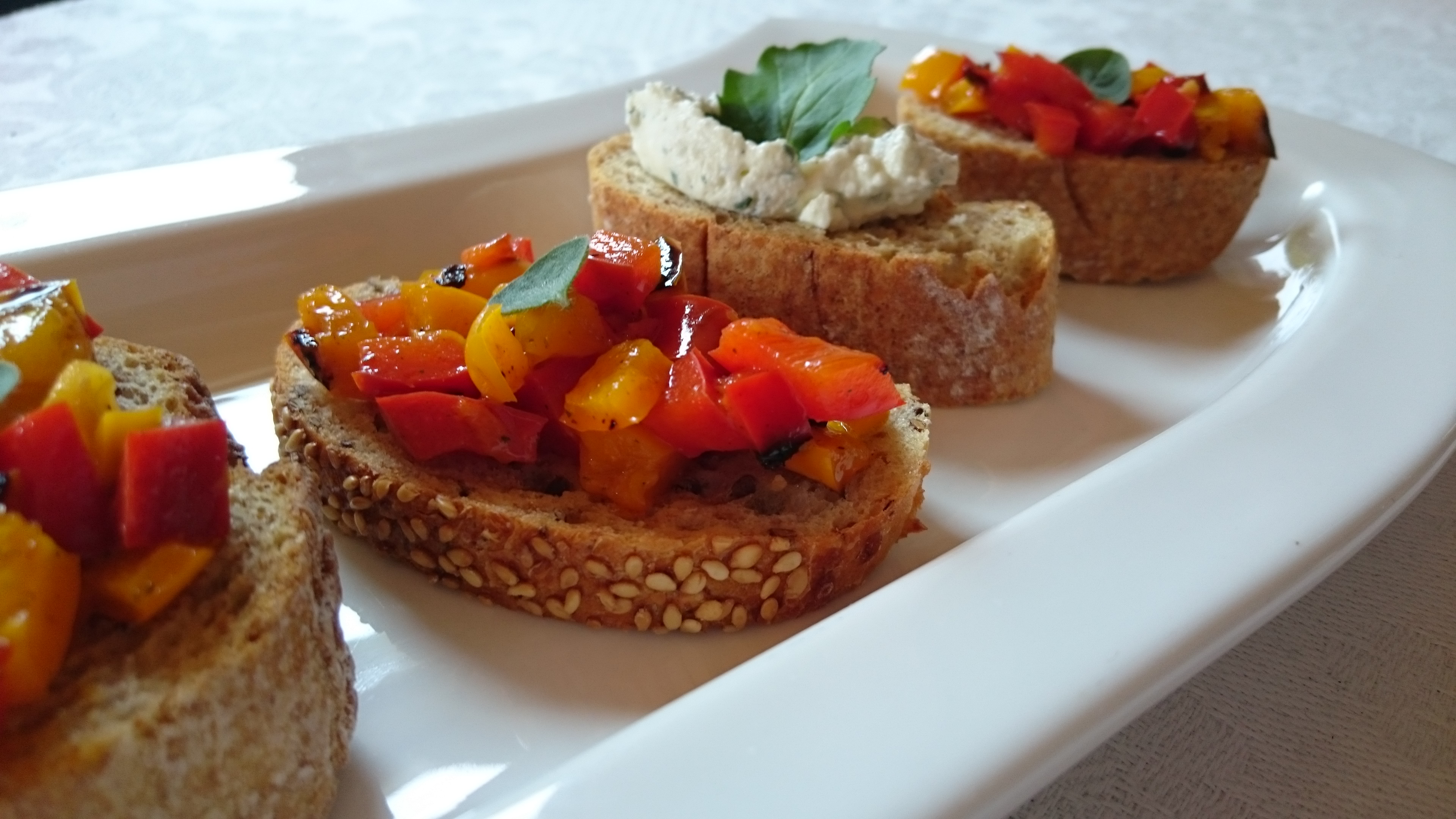 Crostni mit Peperonigemüse