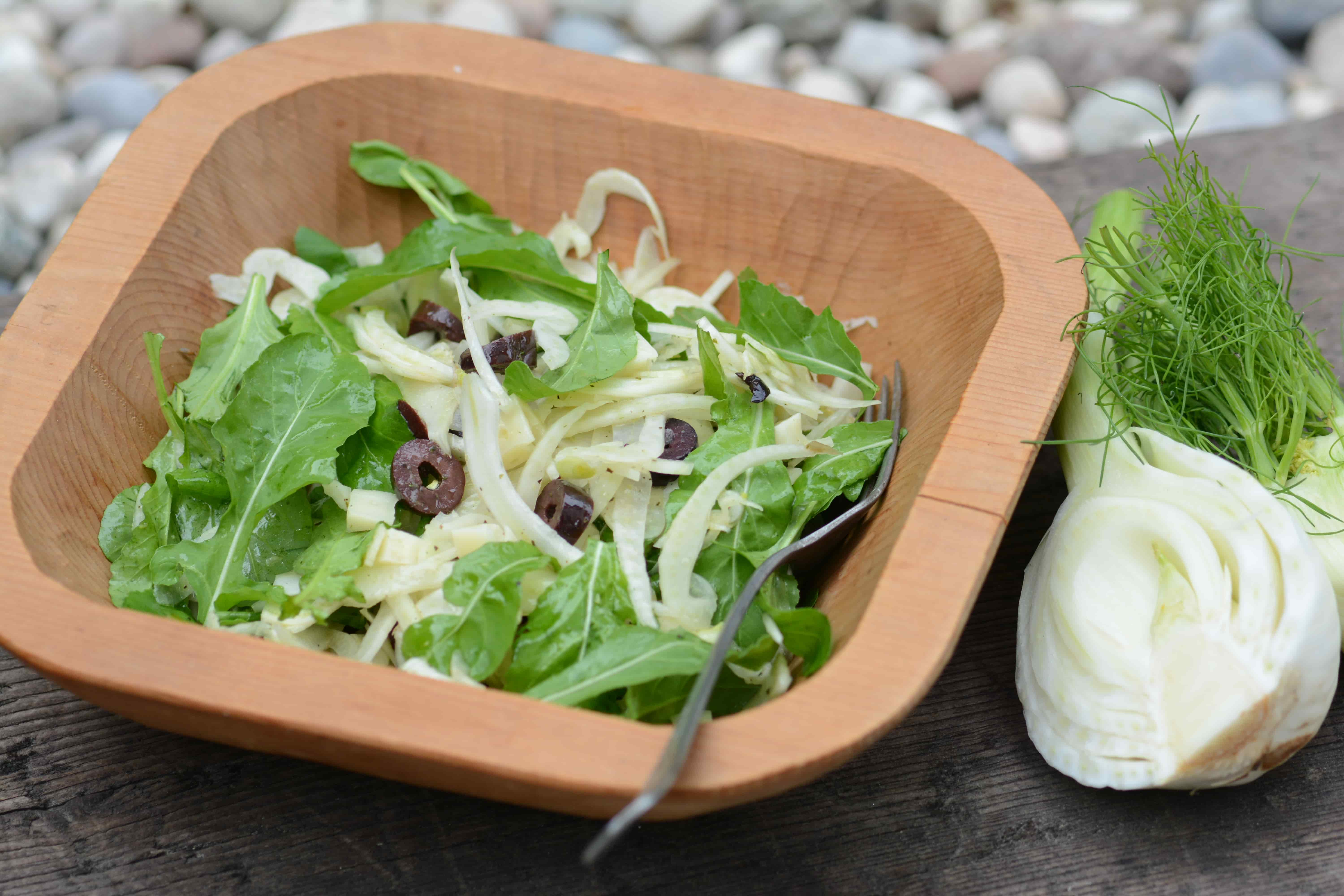 Fenchelsalat mit Oliven und Rucola