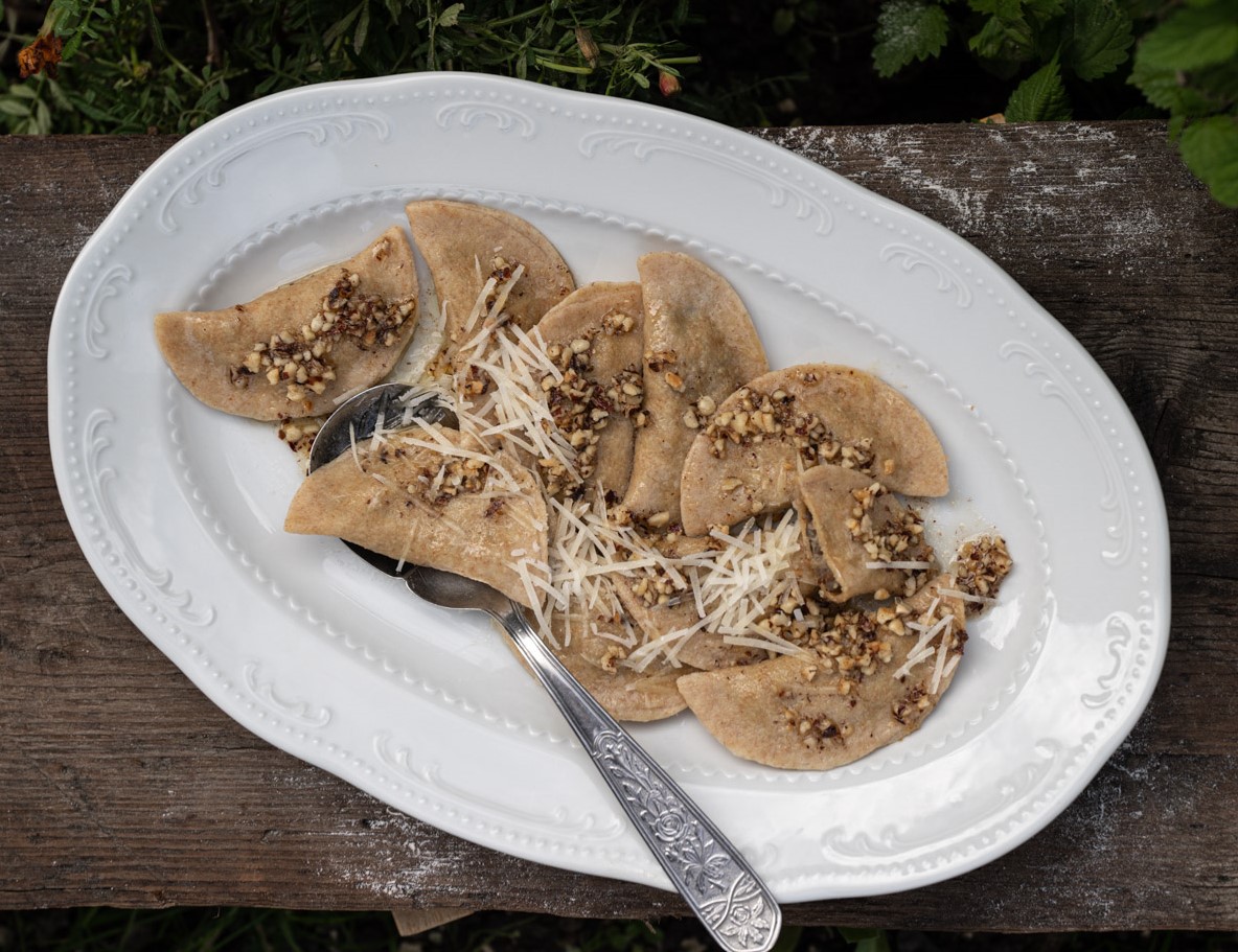 Spinatteigtaschen mit Nussbutter