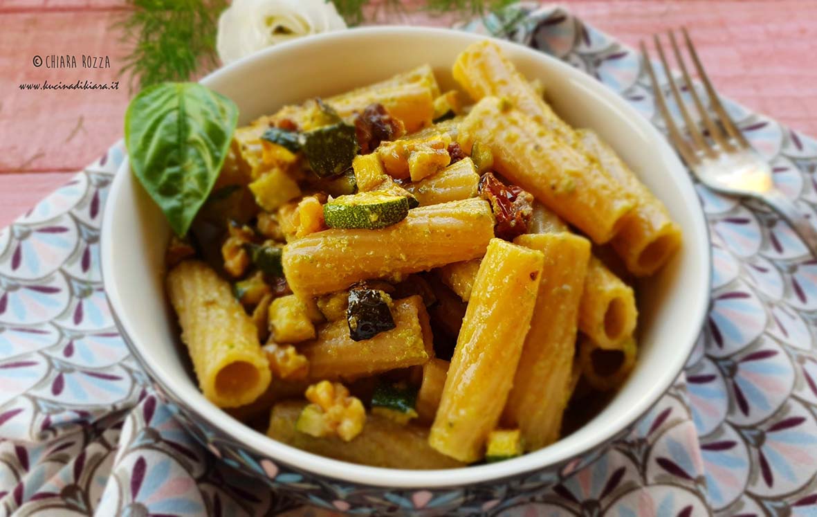 tortiglioni pesto di zucchine noci e pomodorini secchi